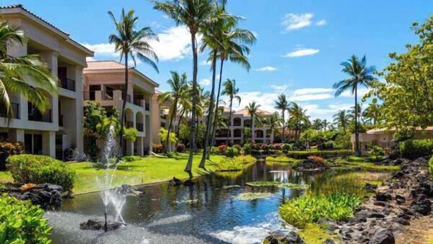A resort with a pool, palm trees, and a fountain. - Shores at Waikoloa Beach Resort 236 Golf Views (Waikoloa)