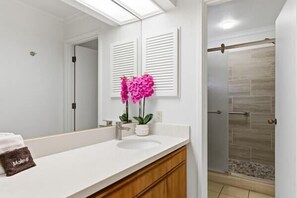 Villa, Mehrere Betten, Balkon, Blick auf den Golfplatz (Shores at Waikoloa Beach Resort 236) | Badezimmer | Dusche, Haartrockner, Handtücher
