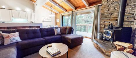 Condo, varias camas, hidromasaje | Sala de estar | Televisión de 42 pulgadas con canales por cable y chimenea