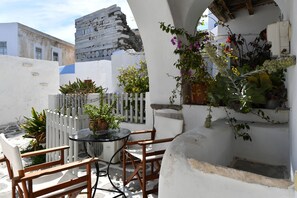 Deluxe Double Room | Terrace/patio - Kastro Cozy Guesthouse (Paros)