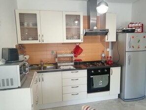 Kühlschrank, Mikrowelle, Ofen, Herdplatte