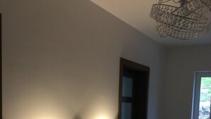 Un comedor con una mesa, dos lámparas y un cuenco decorativo.
