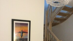 Una escalera con barandillas de madera y un candelabro.