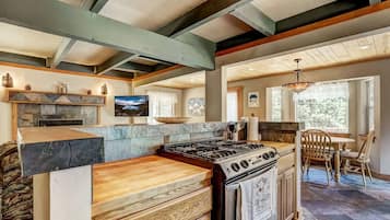 House, Multiple Beds, Patio, Mountain View (Bear Pause) | Private kitchen