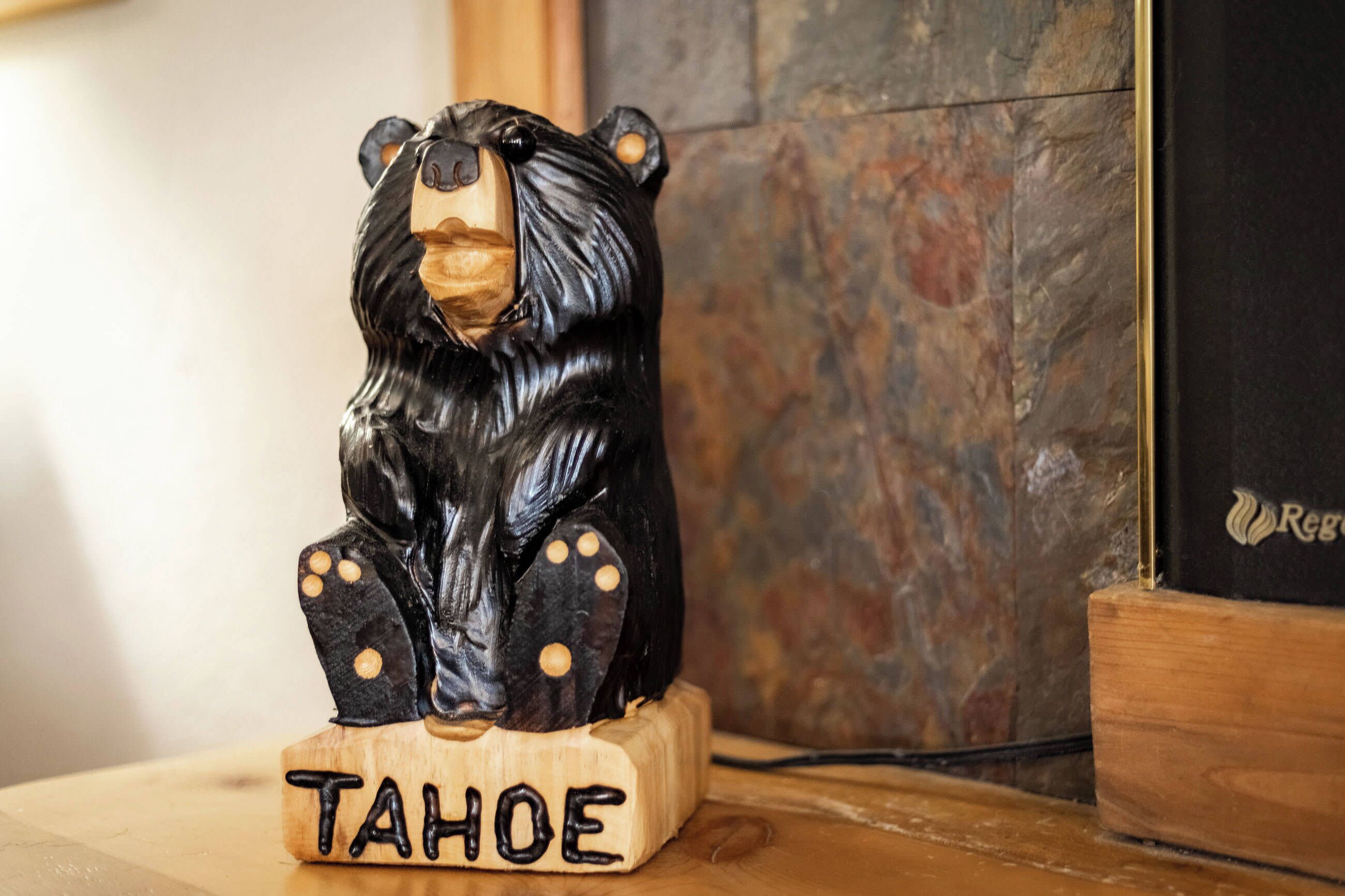 Un objeto con forma de oso de madera con el nombre "TAHOE" en la base.