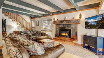 House, Berbilang Katil, Patio, Mountain View (Bear Pause) | Ruang tamu | 42 inci televisyen skrin rata dengan digital, pendiangan