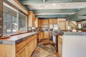Private kitchen - Bear Pause 4BR Large Deck & Balcony (South Lake Tahoe)