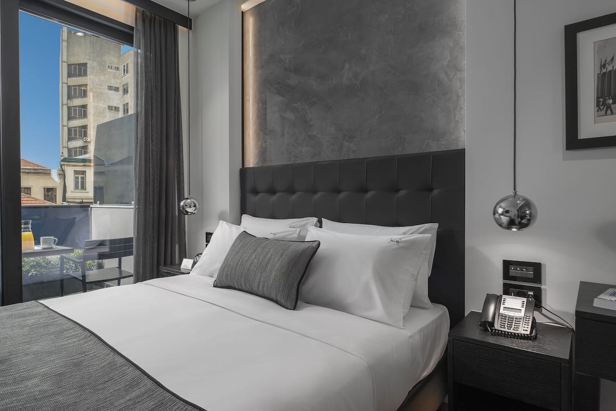 Comfort tweepersoonskamer, balkon | 1 slaapkamer, een minibar, een bureau, geluiddichte muren