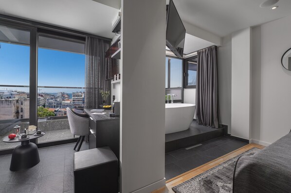 Minibar, bureau, chambres insonorisées, draps fournis