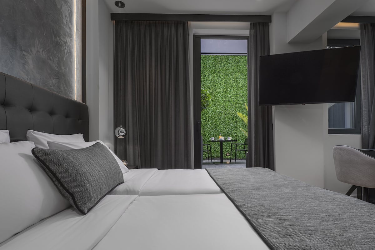 Tweepersoonskamer, patio | 1 slaapkamer, een minibar, een bureau, geluiddichte muren