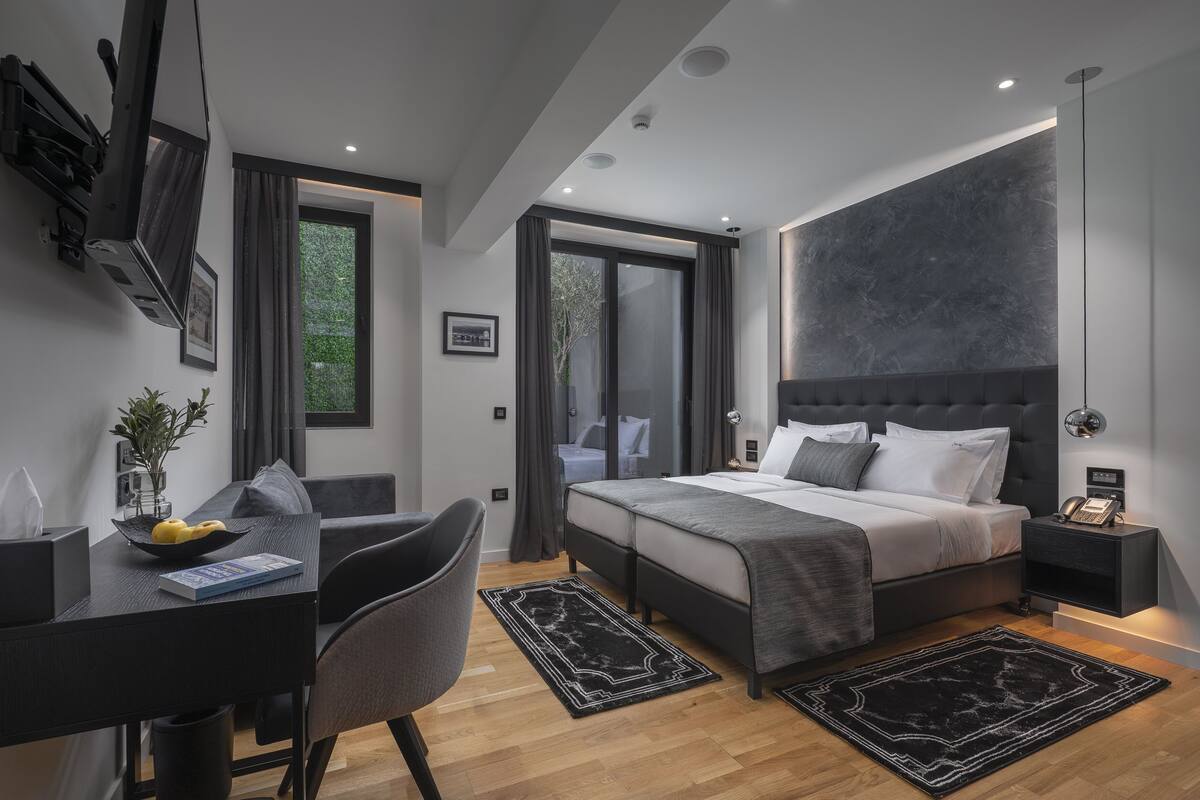 Kahden hengen superior-huone, patio | Minibaari, työpöytä, äänieristys, vuodevaatteet
