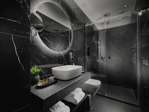 Free toiletries, hair dryer, towels - No 15 Ermou Hotel (Thessaloniki)