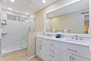 Appart'hôtel, plusieurs lits, patio, vue jardin (Keauhou Punahele #E105) | Salle de bain | Sèche-cheveux, serviettes fournies
