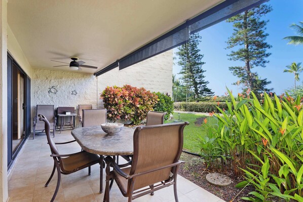 An outdoor patio with a round table, chairs, and a ceiling fan. - Keauhou Punahele Lanai, Grill & Garden Views (Kailua-Kona)