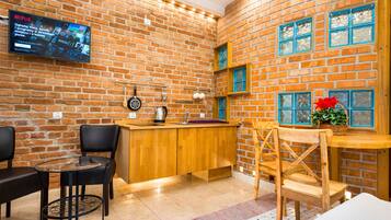 Comfort Studio, 1 Queen Bed, Non Smoking | Private kitchenette | Fridge, stovetop, electric kettle, cookware/dishes/utensils