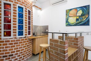 クラシック スタジオ | 専用簡易キッチン | 冷蔵庫、コンロ、電気ポット、調理器具と食器