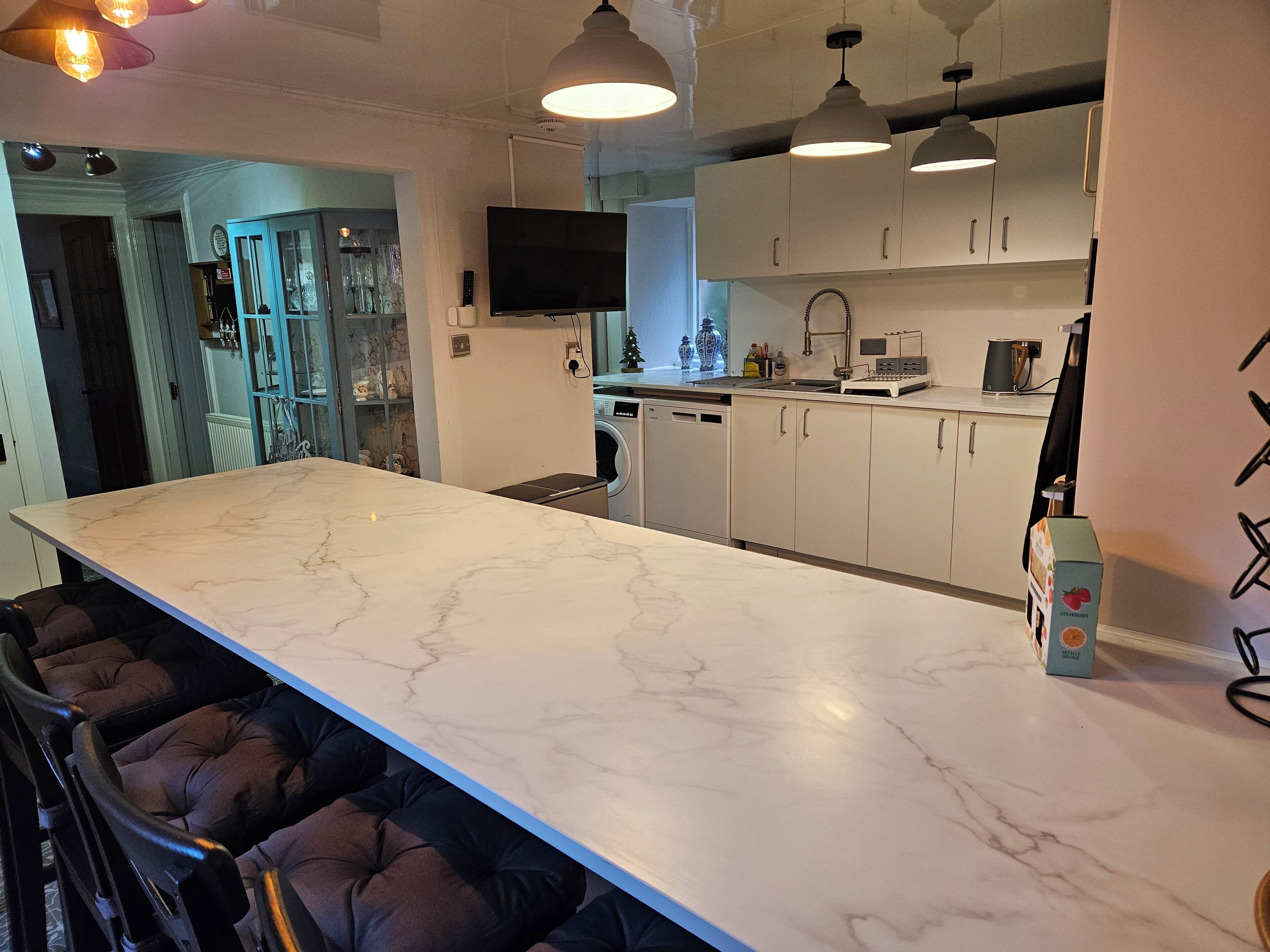 冷蔵庫、電子レンジ、オーブン、コンロ