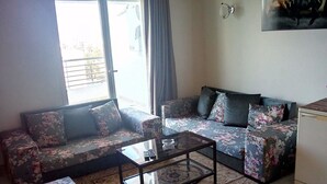 A living room with two sofas, a coffee table, and a small cabinet. - Superb apartment for vaccinations (sousse)