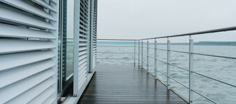 5-star floating vacation home on Lake Geierswald