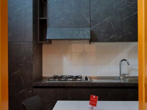 Réfrigérateur, micro-ondes, plaque de cuisson, bouilloire électrique