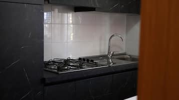 Kühlschrank, Mikrowelle, Herdplatte, Wasserkocher