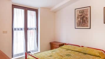 1 bedroom, travel cot