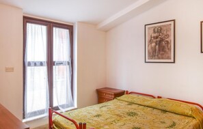 1 bedroom, travel cot
