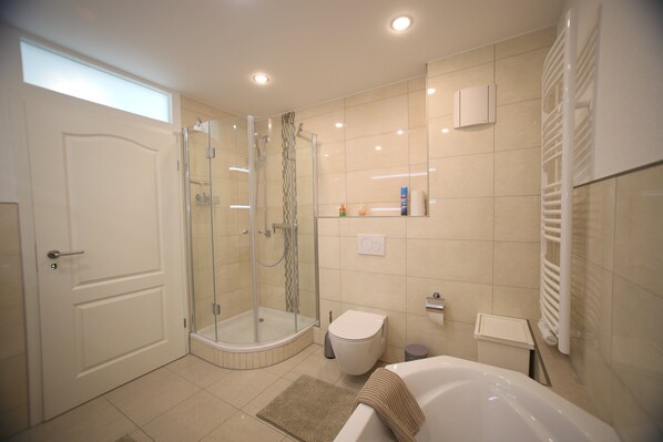 Bathtub, hair dryer, towels, soap - House in Memmingen Altstadt in the Allgäu, terrace, garden, train station, airport (Memmingen)