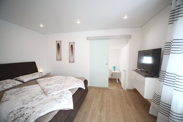 3 bedrooms, desk, iron/ironing board, travel crib - House in Memmingen Altstadt in the Allgäu, terrace, garden, train station, airport (Memmingen)