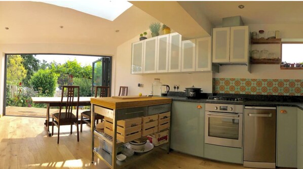 Réfrigérateur, un four, surface de cuisson, lave-vaisselle