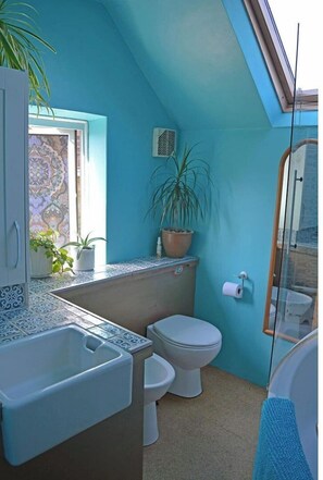 Ensemble baignoire-douche, séchoir à cheveux, bidet, serviettes fournies