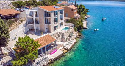 Pet friendly home in Klek with kitchen