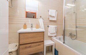 Baignoire, sĂšche-cheveux