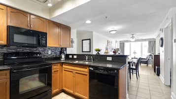 Condo com design assinado, 2 quartos, 2 banheiros, vista para o oceano | Cozinha privada | Geladeira, micro-ondas, fogão, cooktop
