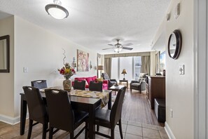 Apartamento Signature, 2 habitaciones, 2 baños, vistas al mar | Servicio de comidas en la habitación