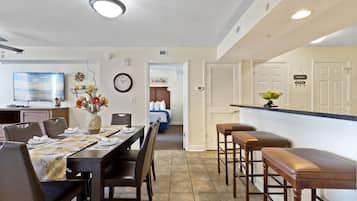 Signature appartement, 2 slaapkamers, 2 badkamers, uitzicht op zee | Dineren op de kamer
