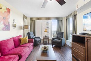 Apartamento Signature, 2 habitaciones, 2 baños, vistas al mar | Sala de estar | Televisión de pantalla plana de 49 pulgadas con canales por cable