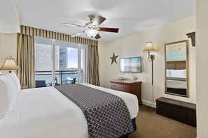 Apartamento Signature, 2 habitaciones, 2 baños, vistas al mar | Zona de estar | Televisión de pantalla plana de 49 pulgadas con canales por cable