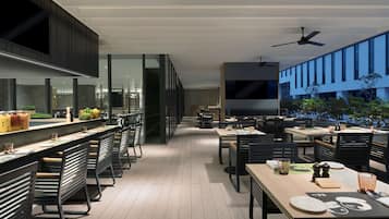 2 restaurants; breakfast, lunch and dinner served