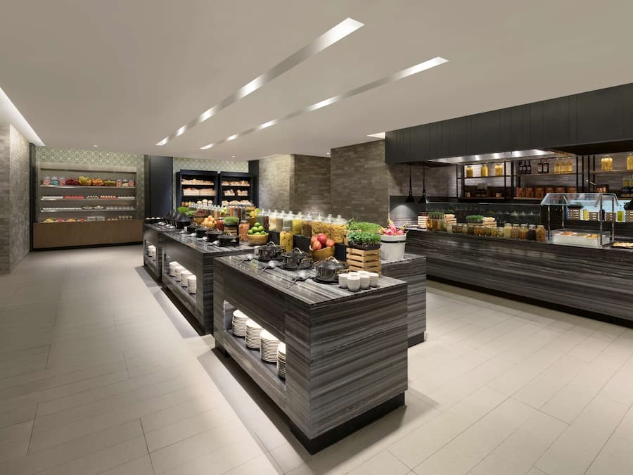 2 ravintolaa, joissa tarjoillaan aamiainen ja lounas; fuusiokeittiö