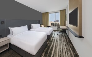 Seprai premium, minibar, brankas, dan meja kerja