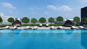 Una piscina al aire libre (de 06:00 a 20:00), tumbonas