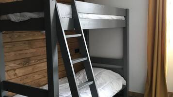 3 bedrooms, travel crib, internet, bed sheets