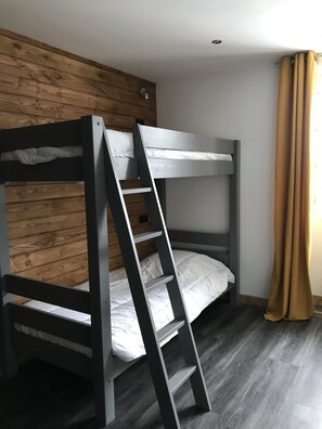 3 bedrooms, travel crib, internet, bed sheets