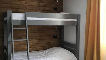 3 bedrooms, travel crib, internet, bed sheets