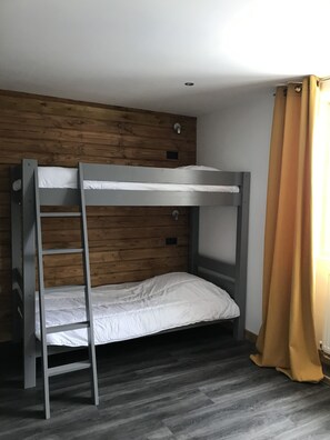 3 habitaciones, cuna de viaje, internet y ropa de cama 