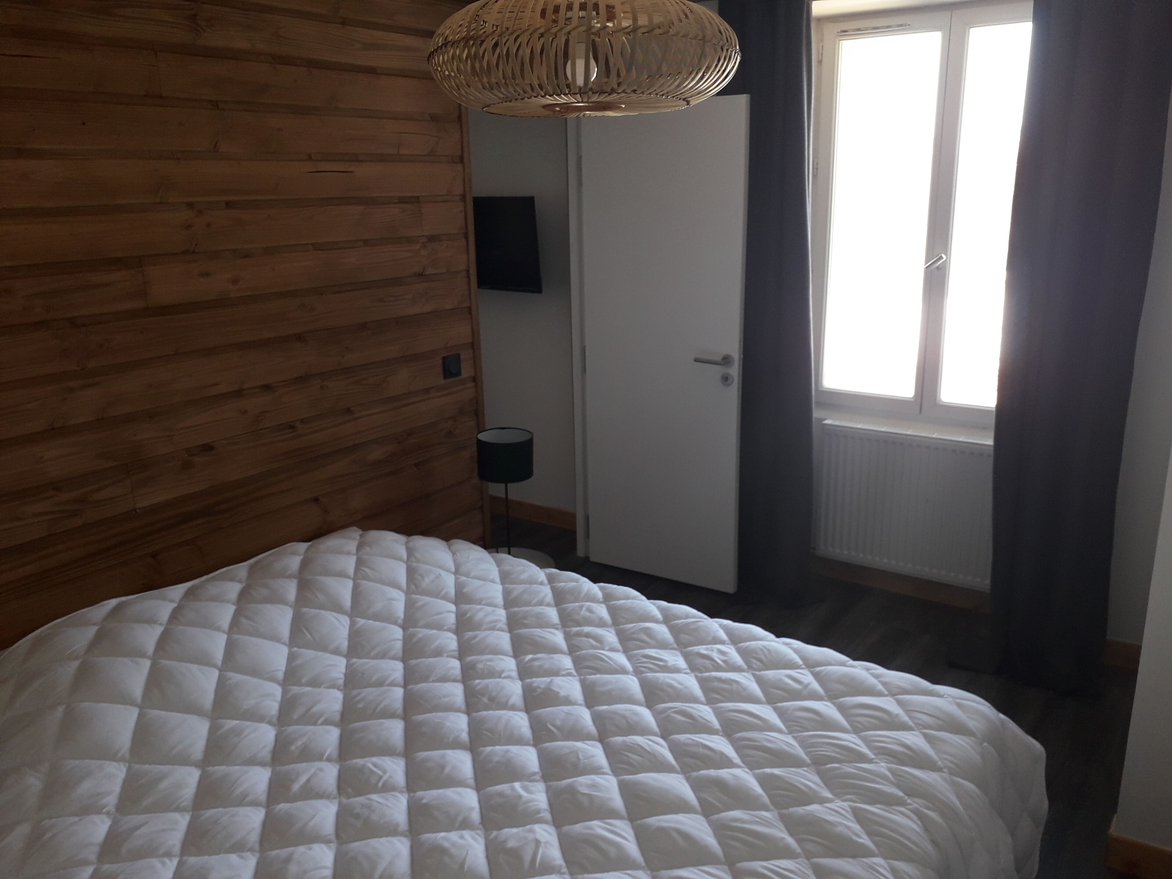 3 bedrooms, travel crib, internet, bed sheets