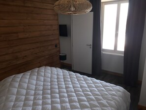 3 slaapkamers, reisbedje, internet, beddengoed