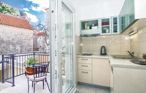 Fridge, stovetop, dishwasher, coffee/tea maker - Awesome home in Omis with WiFi (Omis)
