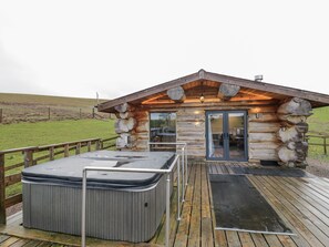 Cottage | Terrace/patio - Douglas Cabin (Worcester)